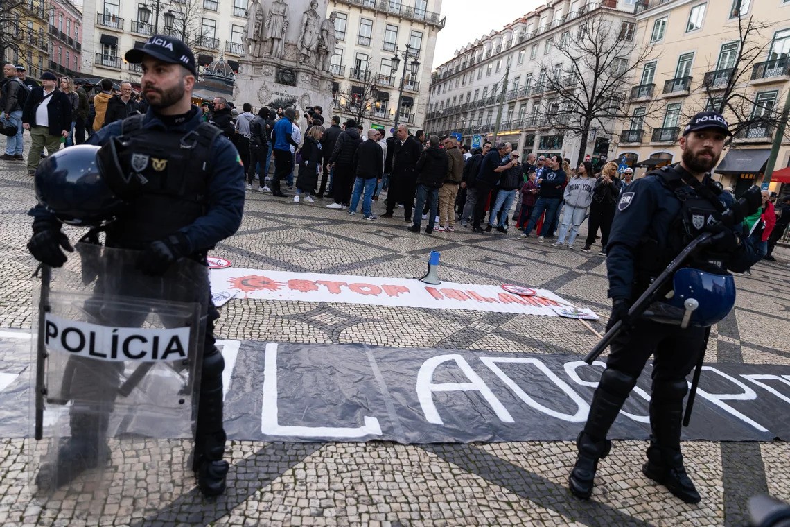 A polícia abre caminho para a manifestação nazi: com e sem farda a extrema-direita mostra os dentes!